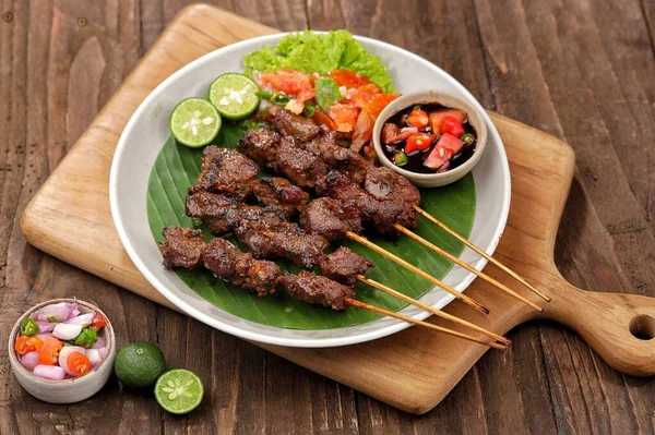 Kızarmış domuz ve sebzeleri yakın.