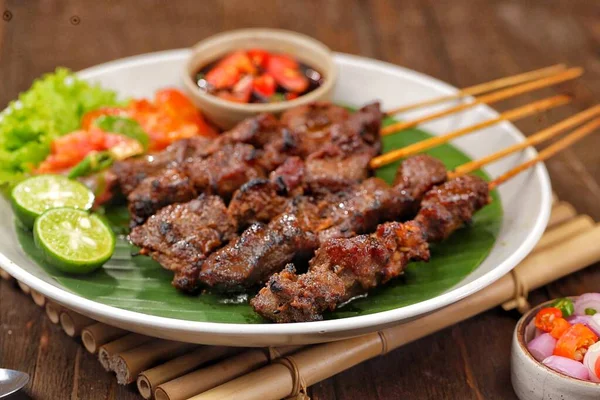 Kızarmış domuz ve sebzeleri yakın.