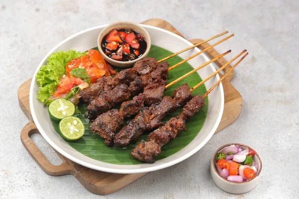 Kızarmış domuz ve sebzeleri yakın.