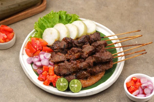 Kızarmış domuz ve sebzeleri yakın.