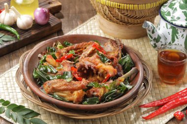 Kızarmış pirinç, domuz eti ve sebzeli Tayland yemeği.