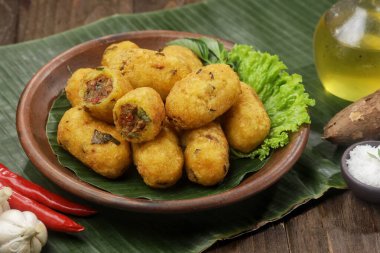 Combro, geleneksel bir Sundan aperatifi, rendelenmiş kasavadan yapılır baharatlı baharatlı oncom (mayalanmış soya artığı)).