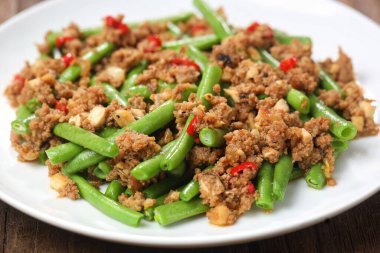 Sichuan kuru fasulyesi, Çin usulü kızarmış taze fasulye kıymalı, sarımsaklı ve biberli fasulye..