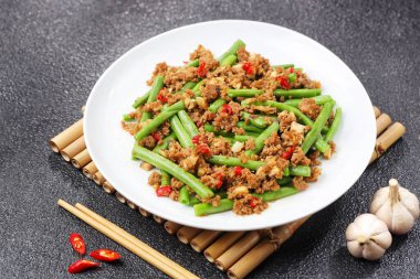 Sichuan kuru fasulyesi, Çin usulü kızarmış taze fasulye kıymalı, sarımsaklı ve biberli fasulye..