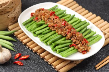 Sichuan kuru fasulyesi, Çin usulü kızarmış taze fasulye kıymalı, sarımsaklı ve biberli fasulye..