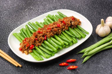 Sichuan kuru fasulyesi, Çin usulü kızarmış taze fasulye kıymalı, sarımsaklı ve biberli fasulye..