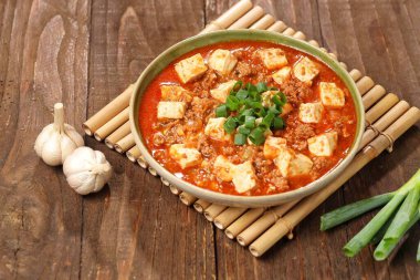 Mapo Tofu, baharatlı kırmızı soslu yumuşak tofu seti, mayalanmış fasulye ve doğranmış etten oluşan popüler Çin yemeği.