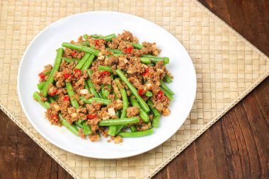 Sichuan kuru fasulyesi, Çin usulü kızarmış taze fasulye kıymalı, sarımsaklı ve biberli fasulye..