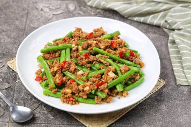 Sichuan kuru fasulyesi, Çin usulü kızarmış taze fasulye kıymalı, sarımsaklı ve biberli fasulye..