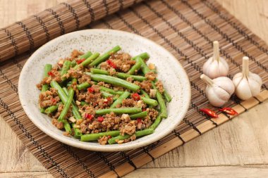 Sichuan kuru fasulyesi, Çin usulü kızarmış taze fasulye kıymalı, sarımsaklı ve biberli fasulye..