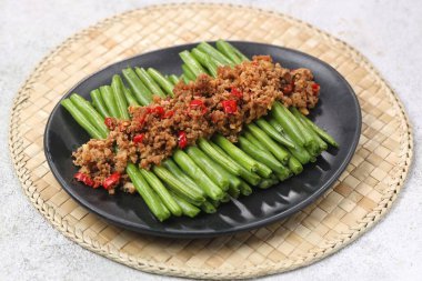 Sichuan kuru fasulyesi, Çin usulü kızarmış taze fasulye kıymalı, sarımsaklı ve biberli fasulye..