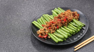 Sichuan kuru fasulyesi, Çin usulü kızarmış taze fasulye kıymalı, sarımsaklı ve biberli fasulye..