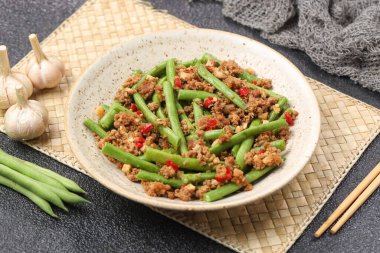 Sichuan kuru fasulyesi, Çin usulü kızarmış taze fasulye kıymalı, sarımsaklı ve biberli fasulye..
