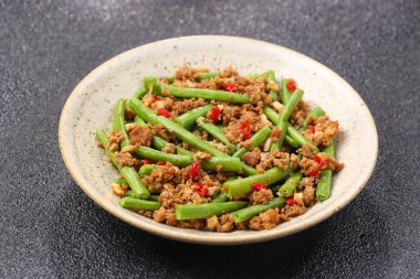 Sichuan kuru fasulyesi, Çin usulü kızarmış taze fasulye kıymalı, sarımsaklı ve biberli fasulye..