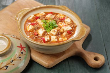 Mapo Tofu, baharatlı kırmızı soslu yumuşak tofu seti, mayalanmış fasulye ve doğranmış etten oluşan popüler Çin yemeği.