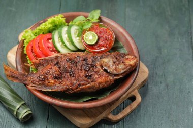 Ikan Bakar, taze salatalık ve domatesle servis edilen Endonezya usulü ızgara tilapia balığı.