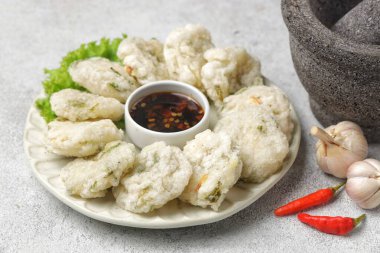 Cireng, Endonezya 'nın popüler sokak yemekleri kızarmış muhallebi hamurundan yapılır.