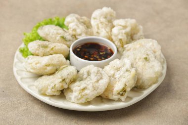 Cireng, Endonezya 'nın popüler sokak yemekleri kızarmış muhallebi hamurundan yapılır.