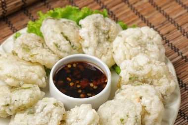 Cireng, Endonezya 'nın popüler sokak yemekleri kızarmış muhallebi hamurundan yapılır.