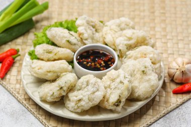 Cireng, Endonezya 'nın popüler sokak yemekleri kızarmış muhallebi hamurundan yapılır.