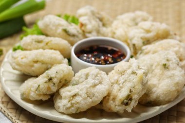 Cireng, Endonezya 'nın popüler sokak yemekleri kızarmış muhallebi hamurundan yapılır.