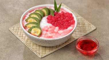 Es Pisang Ijo. Yeşil muz buzu, Makassar kabilesinin tipik yiyeceği, yeşil un hamuruyla kaplı muzlardan yapılır. Pirinç lapası (bubur sumsum), kırmızı şurup, buzlu traş edilmiş buz, hindistan cevizi sütü, sago incileri ve Jackfruit ile servis edilen paketlenmiş muzlar..