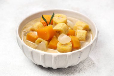 Kolak Pisang, geleneksel Endonezya tatlısı, haşlanmış muz, tatlı patates, ya da hindistan cevizi sütü ve palmiye şekeri çorbası ile yapılmış.