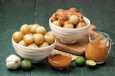 Cilok, geleneksel Endonezya aperatifi, tapyoka un (aci) toplarından yapılır. Lezzetli ve baharatlı fıstık sosuyla servis edilir..