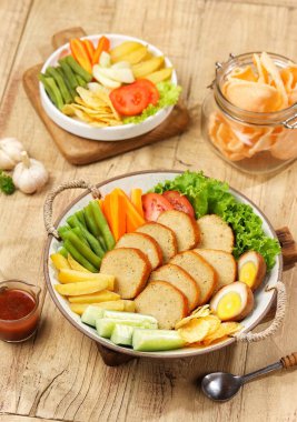 Selat Galantin, kendine özgü sosu olan tavuk veya sığır eti galantiniyle servis edilen lezzetli, tatlı ve taze lezzetlerinin birleşimiyle tanınır.