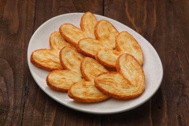 Palmier klasik bir Fransız kurabiyesidir. Kalp şeklinde kurabiyeler çıtır çıtır ve aromalı ve lezzetli tereyağlı..