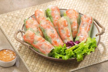 Vietnam böreği ya da Lumpia Vietnam, sebze, baharat, et ya da sivri et gibi çeşitli taze malzemelerle dolu ince bir rulo pirinç kağıdı şeklinde tipik bir Vietnam yemeğidir.