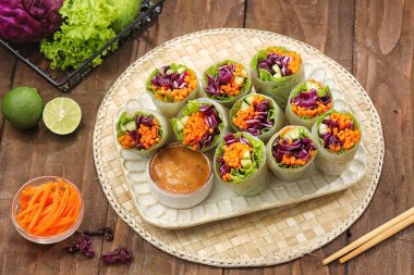 Vietnam Bahar Salonları. Vietnam böreği, yaz böreği ya da salata böreği, Vietnam mutfağında geleneksel bir yemektir.