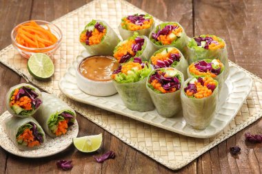 Vietnam Bahar Salonları. Vietnam böreği, yaz böreği ya da salata böreği, Vietnam mutfağında geleneksel bir yemektir.