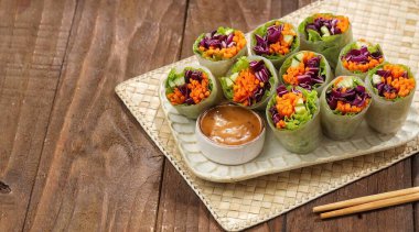 Vietnam Bahar Salonları. Vietnam böreği, yaz böreği ya da salata böreği, Vietnam mutfağında geleneksel bir yemektir.