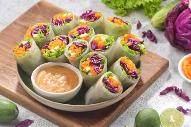 Vietnam Bahar Salonları. Vietnam böreği, yaz böreği ya da salata böreği, Vietnam mutfağında geleneksel bir yemektir.