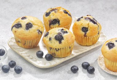 Böğürtlenli kek. Bu yumuşak, tatlı ve taze yaban mersinli çörekler öğlen atıştırması için mükemmeldir..