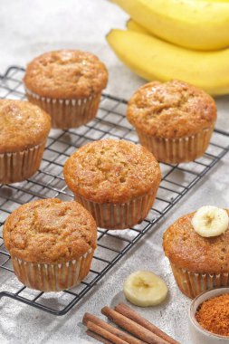 Muzlu kekler, buğday unu ve ezilmiş muz şeklinde hammadde karışımından yapılır..