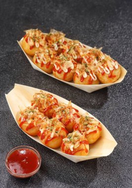 Takoyaki, buğday unundan yapılmış ve içi ahtapot parçalarıyla dolu küçük toplar şeklinde tipik bir Japon aperatifi..