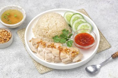 Hainanese tavuğu pilavı, Singapur ve Malezya 'da yaygın olarak bulunan tipik bir Çin yemeğidir. Nasi hainan