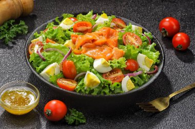 Tütsülenmiş somon salatası marul, domates, haşlanmış yumurta ve somonla yapılır ve kremalı tatlı limon sosuyla serpiştirilir.