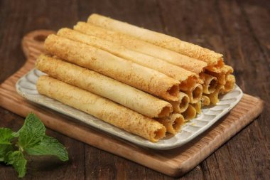 Yumurtalı börek buğday unu, yumurta, tereyağı ve şekerden yapılan bir aperatiftir..