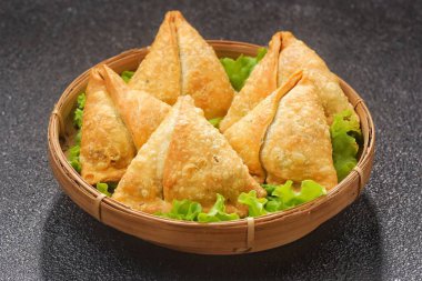 sebze ve soslu kızarmış tavuk.