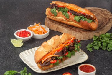 Tahtadaki lezzetli Meksika yemekleri.