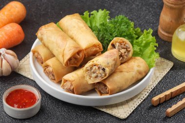 Soslu kızarmış bahar rulolar