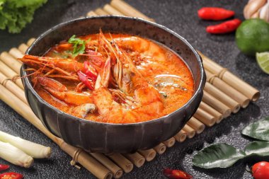 Tayland yemeği, Tayland baharatlı Tom çorbası ve deniz ürünleri.