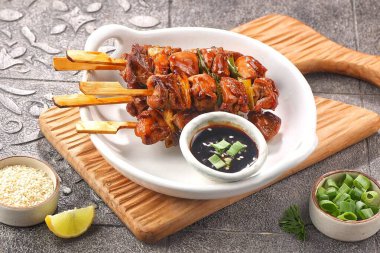 Sebze ve soslu ızgara tavuk.