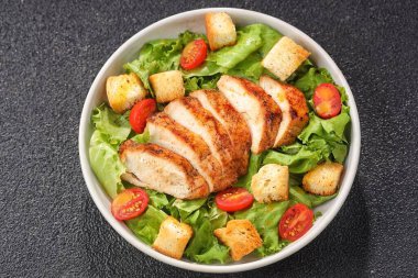 Sebzeli ızgara tavuk filetosu, yakın plan. sağlıklı yiyecekler