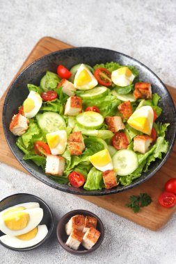 Tavuk, yumurta ve sebzeli leziz salata, yakın plan.