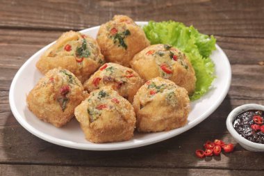 Sarımsak soslu kızarmış pirinç topu.