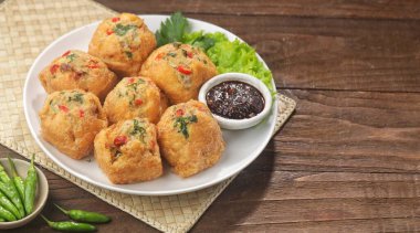 Baharatlı biber soslu kızarmış tavuk dürümü, Tayland yemeği. Tayland yemeği.